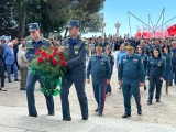 Руководство и личный состав МЧС Республики Абхазия возложили цветы к памятнику защитникам Родины на набережной Сухума