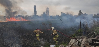 Пожар в Сухуме в районе Маяка. Горели 3 га сухого камыша, примыкающие к улице Есенина