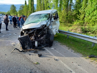 6 мая. ДТП в Гудаутском районе. На автотрассе Псоу-Ингур в районе с. Белая Речка столкнулись автомобили марок «УАЗ» и «Toyota Alphard»