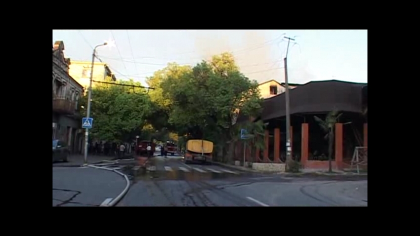Крупный пожар произошел в столице по улице Лакоба 8, в районе "Красного моста".