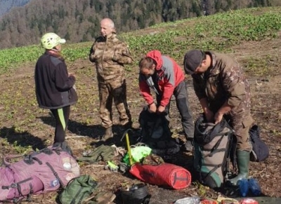 Глава спасательного ведомства Лев Квициния на вертолете МЧС Абхазии совершил облет района поисково-спасательной операции в верховьях реки Гумиста и перевала Химса