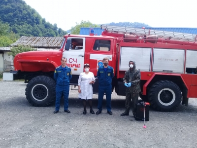 В целях противодействия распространению  коронавируса сотрудники  ПСЧ  г.Ткуарчал  МЧС РА проводят дезинфекцию территории городского  колхозного рынка. 28 мая планируется обработка территории ткуарчалской районной больницы