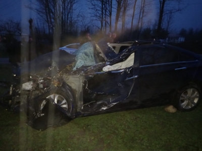 12 апреля. В селе Отхара Гудаутского района автомобиль &quot;Hyundai Sonata&quot; врезался в придорожное дерево и упал в кювет. По предварительной версии водитель машины не справился с управлением на крутом повороте