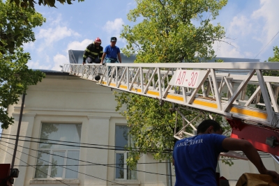 Потушен пожар на крыше детской поликлиники в Сухуме