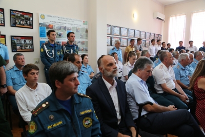 Торжественные мероприятия в честь 13 летия МЧС Абхазии начались с возложения цветов в Парке боевой славы в центре Сухума. Сотрудники спасательного ведомства почтили память героев, отдавших  свои жизни за свободу и независимость нашей страны.