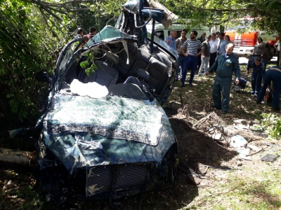В районе села Бабушара Гулрыпшского района произошло ДТП. Водитель автомобиля &quot;ДЭУ&quot;  не справился с управлением и на большой скорости совершил наезд на дерево