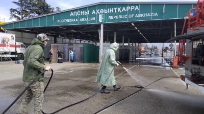 В целях предупреждения распространения коронавируса сотрудники МЧС Абхазии провели дезинфекцию хлорсодержащим составом  КПП &quot;Псоу&quot;