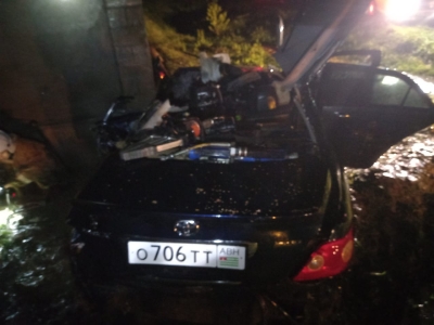 ДТП в Гудаутском районе. Накануне в районе села Абгархук автомобиль «Тойота Марк-Х» съехал с проезжей части и врезался в бетонную стену
