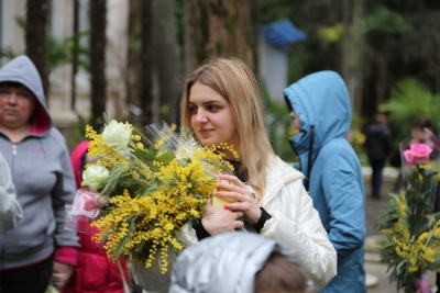 Руководство Абхазии, а также сотрудники МЧС республики поздравили жительниц ДНР и ЛНР с праздником 8 марта
