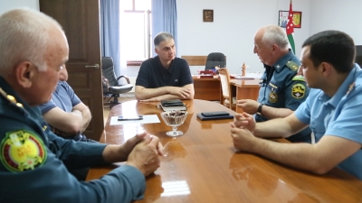 Министр по ЧС РА Лев Квициния встретился с главой Администрации Гулрыпшского района Саидом Харазия. Обсуждались текущие вопросы проведения курортного сезона по части обеспечения безопасности жителей и гостей района