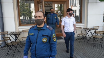 Сотрудники спасательного ведомства страны проводят проверку объектов общественного питания