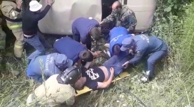 13 июня. ДТП в г. Сухуме. На улице Чанба водитель автомобиля &quot;ВАЗ 2106&quot; не справился с управлением, и  машина опрокинулась в овраг