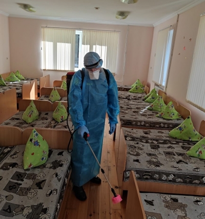 В рамках комплексных мероприятий по противодействию распространения коронавируса сотрудники ПЧС по охране Ткуарчалского района провели обеззараживание территорий городских учебных заведений