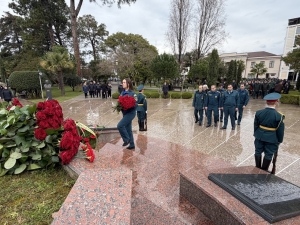 Сотрудники МЧС Абхазии возложили цветы к памятнику защитникам республики в Парке Боевой Славы
