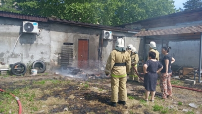 Пожар в Сухуме по улице имама Шамиля 6. Во время санитарной уборки частной территории и поджога мусора пламя вышло из-под контроля и охватило весь участок. Затем перекинулось на стоящий вблизи частный магазин