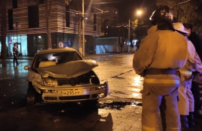 20 марта. Накануне в Сухуме произошло ДТП. На пересечении улиц Ардзинба и Пушкина столкнулись автомобили марок «Volkswagen Golf4» и «Mercedes-Benz»