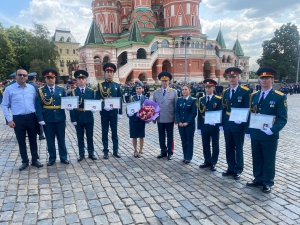 В Москве на Красной площади состоялась торжественная церемония вручения дипломов выпускникам двух академий Министерства по чрезвычайным ситуациям РФ
